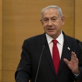 Benjamin Netanyahu étant lui-même jugé pour corruption dans plusieurs affaires, si la réforme était adoptée, elle pourrait être utilisée pour casser une éventuelle condamnation, avancent ses détracteurs.